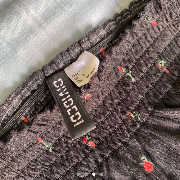🌹 H&M floral off the shoulder top 🌹 - Picture 3 of 4